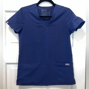 Figs casma three pocket scrub top in navy
